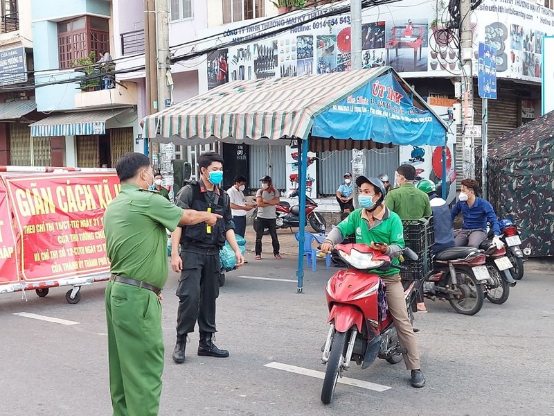 Hình ảnh đường phố TP.HCM ngay sau giờ hạn chế tối đa ra đường - ảnh 7