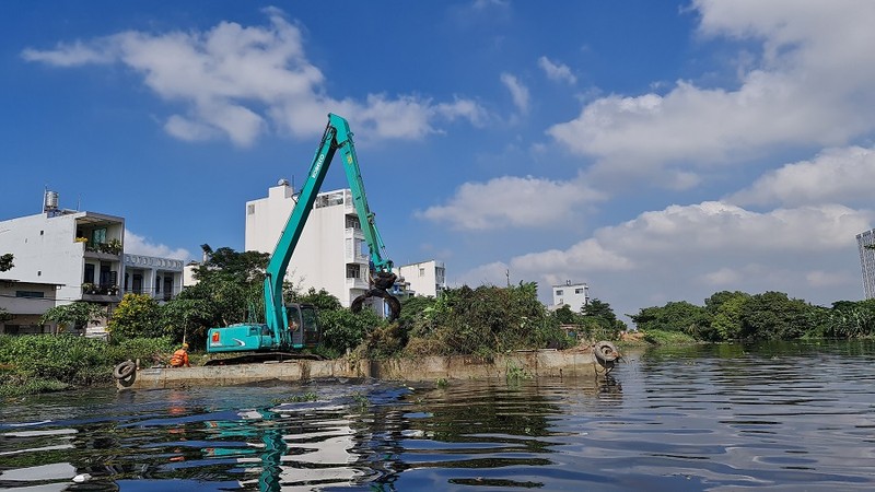 Giảm ô nhiễm sông, kênh rạch nhờ thiết bị vớt rác hiện đại - ảnh 4