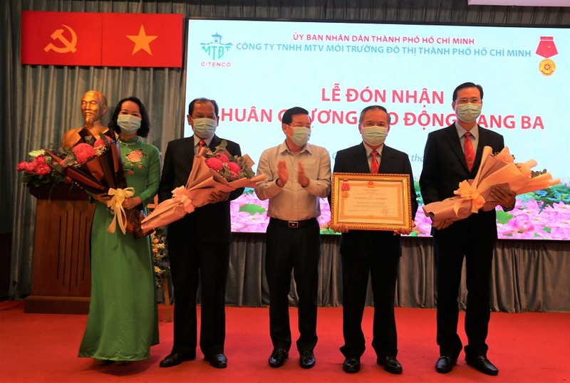 Công ty môi trường đô thị TPHCM đón nhận Huân chương Lao động Hạng Ba - ảnh 1