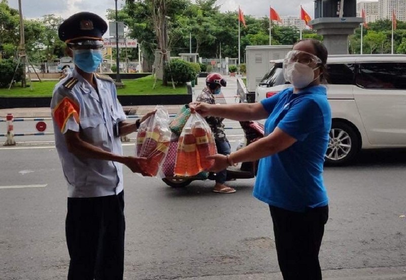 TP.HCM: Liên đoàn lao động hỗ trợ tuyến đầu chống dịch - ảnh 1