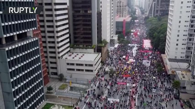 VIDEO:Hàng chục ngàn dân Brazil biểu tình phản đối cách ông Bolsonaro xử lý dịch - ảnh 1