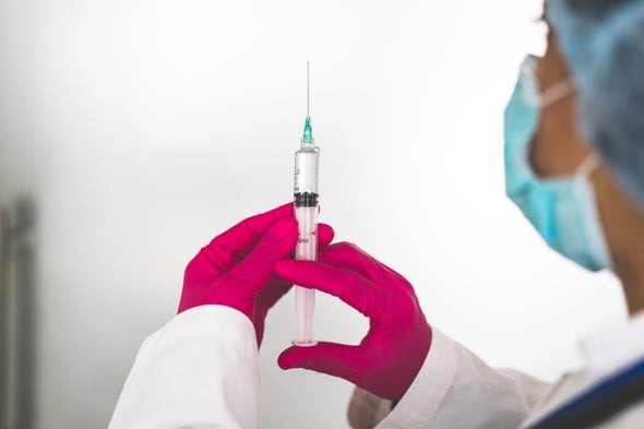 Tác dụng phụ khi tiêm vaccine COVID-19: Sao người bị người không? - ảnh 1