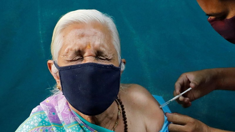 Lừa tiêm người dân nước muối thay vì vaccine, một bệnh viện Ấn Độ phải đóng cửa - ảnh 1