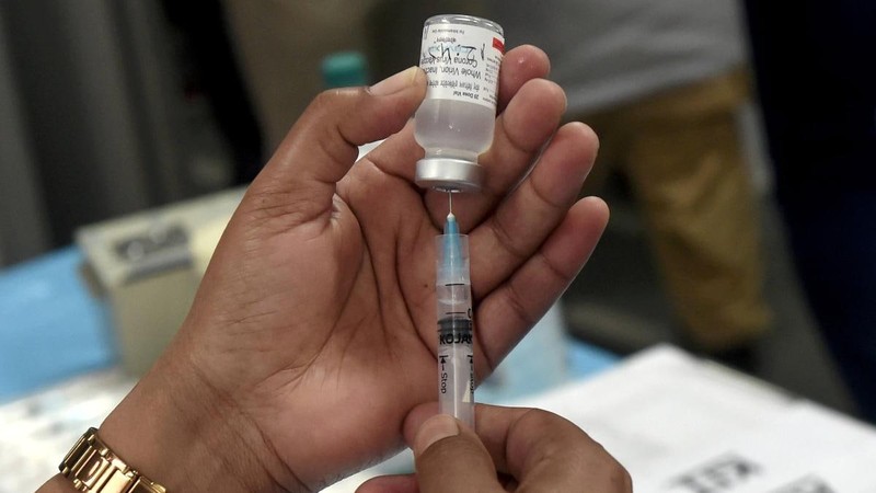 Lừa tiêm người dân nước muối thay vì vaccine, một bệnh viện Ấn Độ phải đóng cửa - ảnh 2