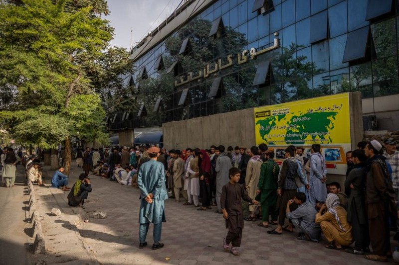 Dân Afghanistan thêm khốn khổ khi giá lương thực tăng cao, ngân hàng đóng cửa - ảnh 2