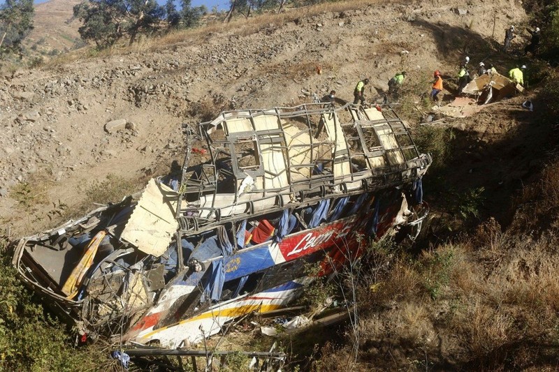 Xe buýt chạy quá tốc độ lao xuống vách đá ở Peru, gần 50 người thương vong - ảnh 2