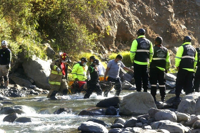 Xe buýt chạy quá tốc độ lao xuống vách đá ở Peru, gần 50 người thương vong - ảnh 1