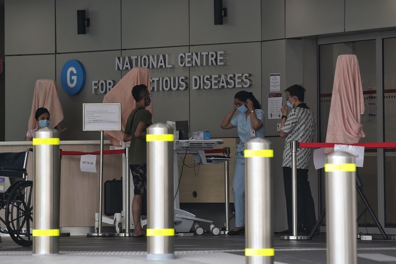 Phủ vaccine rộng, dịch vẫn bùng mạnh ở Singapore nhưng hơn 98% không triệu chứng - ảnh 2