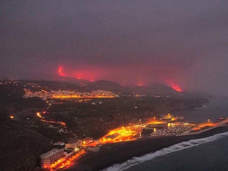 Chuyên gia lo lắng khi dung nham núi lửa ở Tây Ban Nha chảy ra biển - ảnh 2