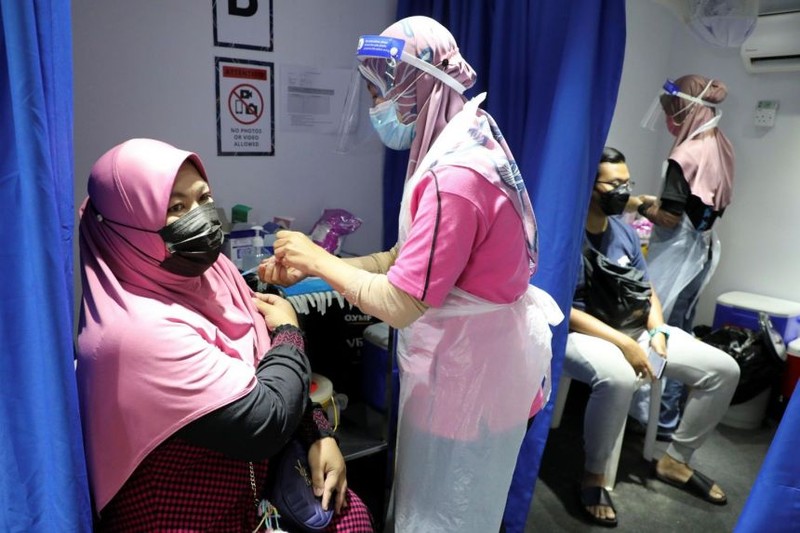 COVID-19: Malaysia bắt buộc toàn bộ nhân viên chính phủ tiêm vaccine - ảnh 3