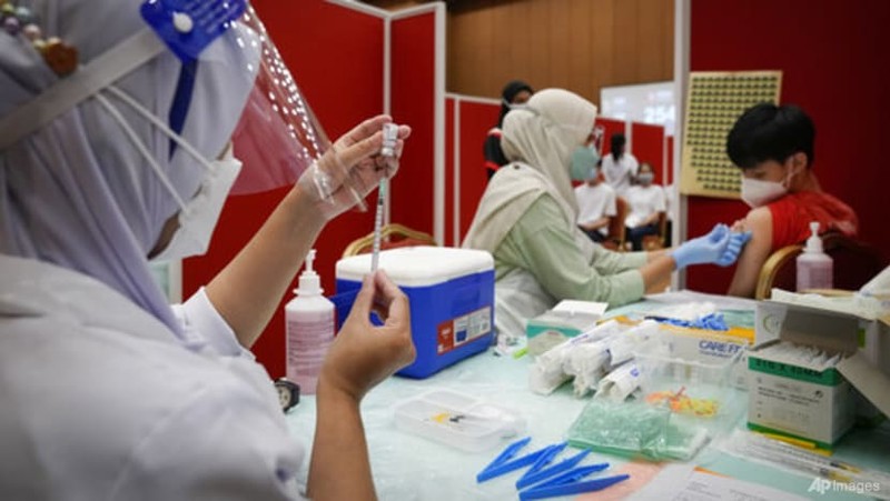 COVID-19: Malaysia bắt buộc toàn bộ nhân viên chính phủ tiêm vaccine - ảnh 1