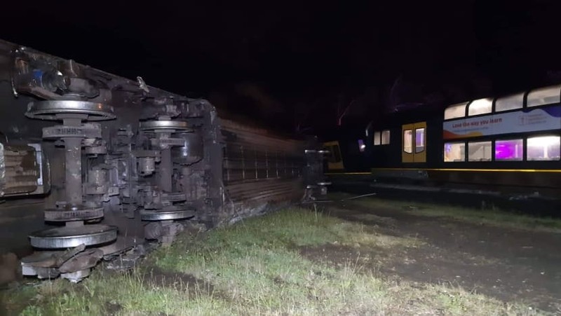 Tàu lửa lật nhào vì tông phải xe tải bỏ không trên đường ray - ảnh 2