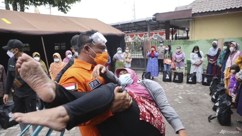 VIDEO: Núi lửa phun trào ở Indonesia, 14 người chết cả trăm người bị thương - ảnh 1