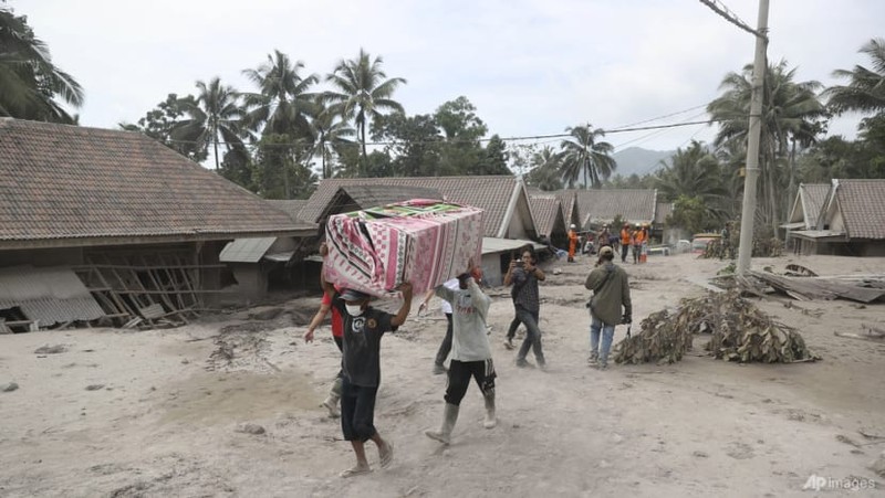 VIDEO: Núi lửa phun trào ở Indonesia, 14 người chết cả trăm người bị thương - ảnh 3