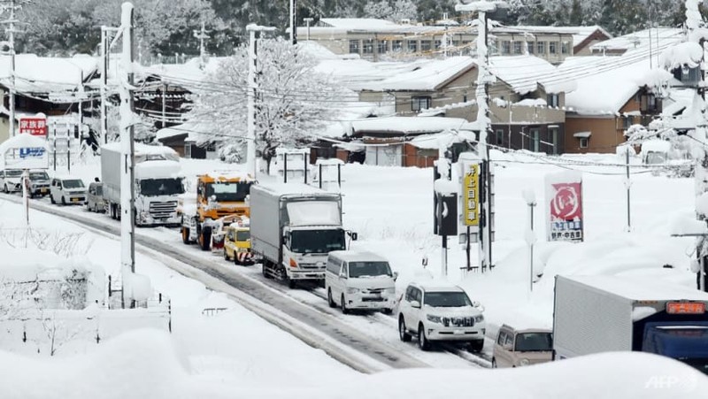 Chùm ảnh: Tuyết rơi dày kỷ lục gây hỗn loạn giao thông ở Nhật  - ảnh 1