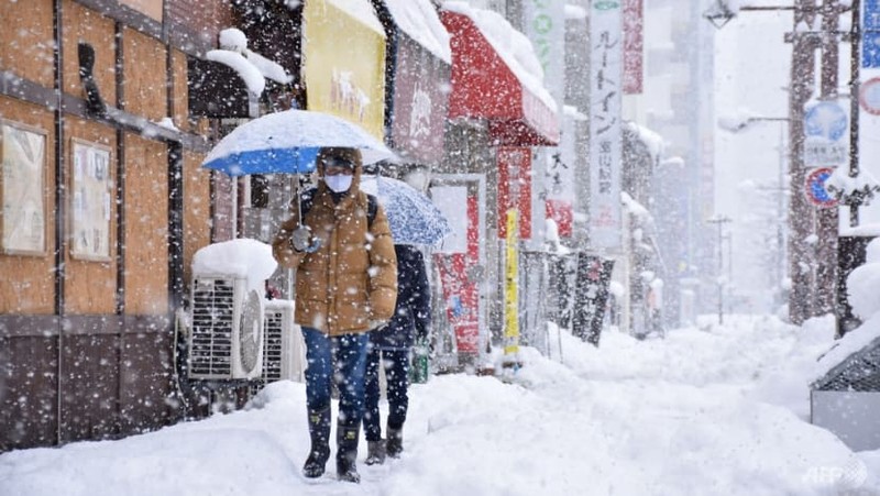 Chùm ảnh: Tuyết rơi dày kỷ lục gây hỗn loạn giao thông ở Nhật  - ảnh 2
