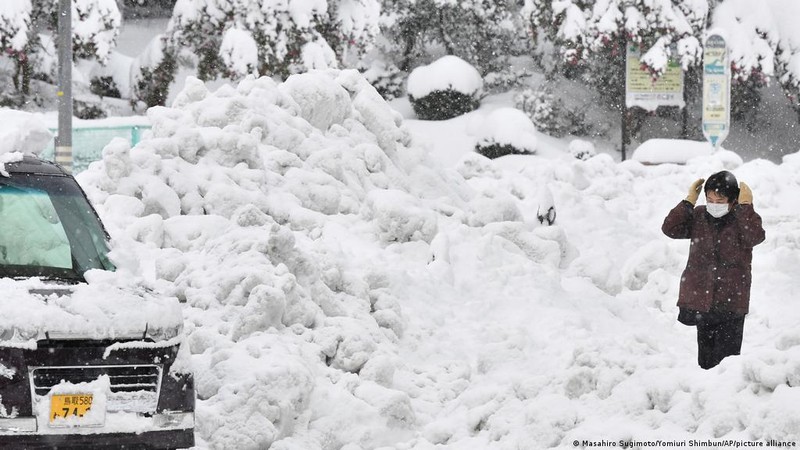 Chùm ảnh: Tuyết rơi dày kỷ lục gây hỗn loạn giao thông ở Nhật  - ảnh 7