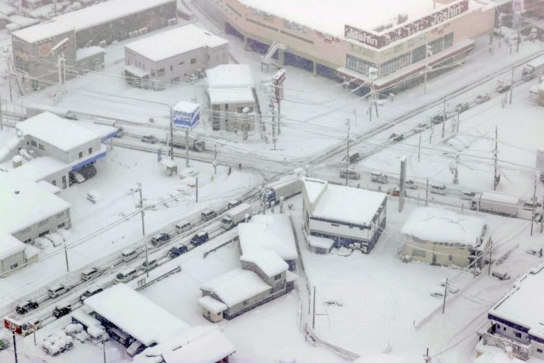 Chùm ảnh: Tuyết rơi dày kỷ lục gây hỗn loạn giao thông ở Nhật  - ảnh 10
