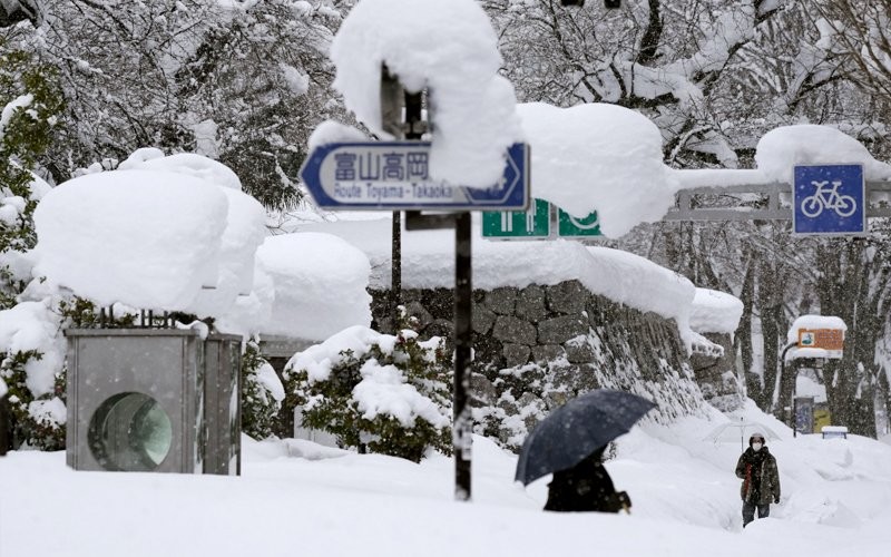 Chùm ảnh: Tuyết rơi dày kỷ lục gây hỗn loạn giao thông ở Nhật  - ảnh 3