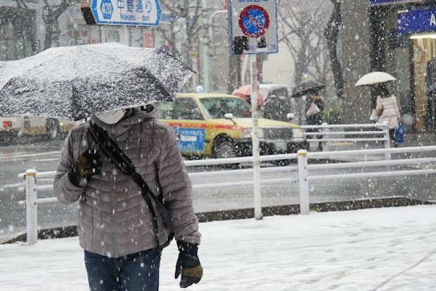 Chùm ảnh: Tuyết rơi dày kỷ lục gây hỗn loạn giao thông ở Nhật  - ảnh 9
