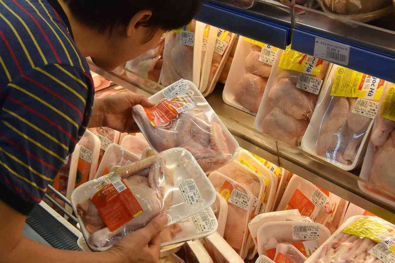 ‘Sốc’ với giá gà rẻ như rau, chỉ 8.000 đồng/kg - ảnh 1