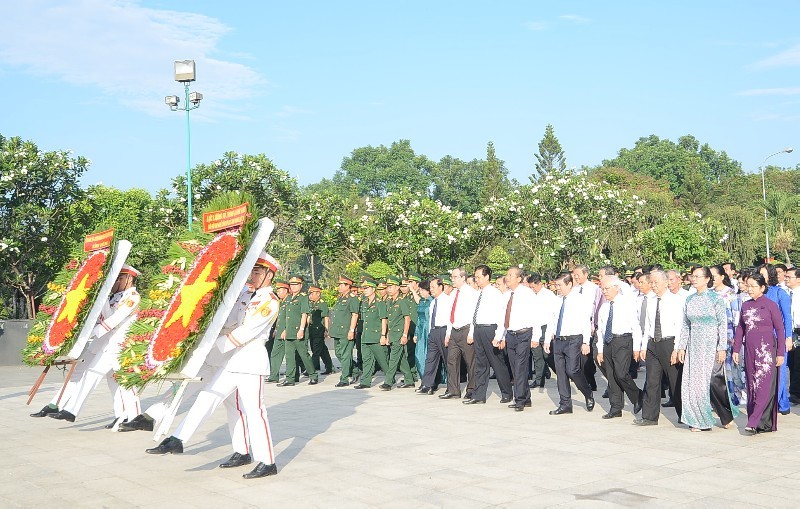 Lãnh đạo TP.HCM dâng hương tưởng niệm các anh hùng liệt sĩ - ảnh 1