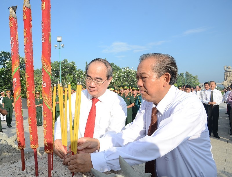 Lãnh đạo TP.HCM dâng hương tưởng niệm các anh hùng liệt sĩ - ảnh 2