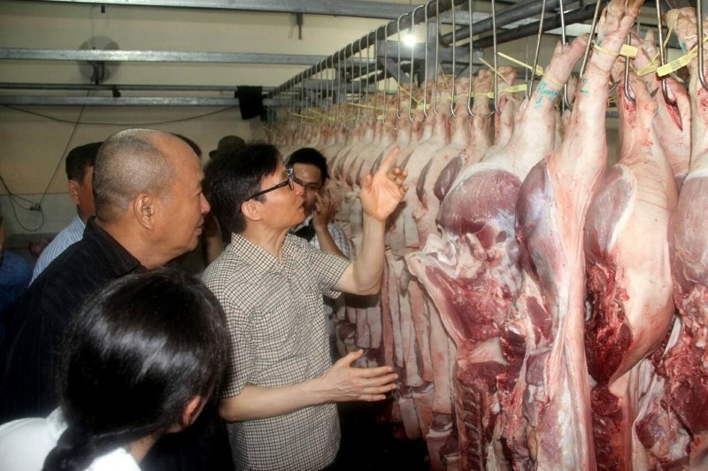 Phó Thủ tướng Vũ Đức Đam thị sát chợ Bình Điền lúc rạng sáng - ảnh 1
