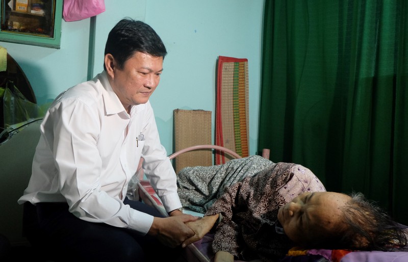 Lãnh đạo TP.HCM tri ân các mẹ Việt Nam anh hùng - ảnh 2