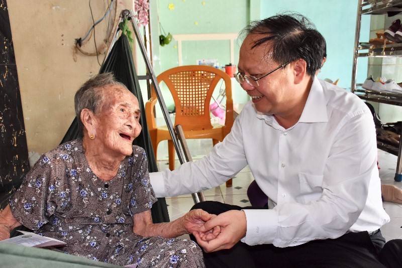 Lãnh đạo TP.HCM tri ân các mẹ Việt Nam anh hùng - ảnh 1