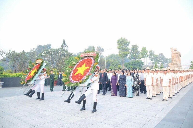 Lãnh đạo TP.HCM dâng hương Bác Hồ và các anh hùng liệt sĩ - ảnh 1