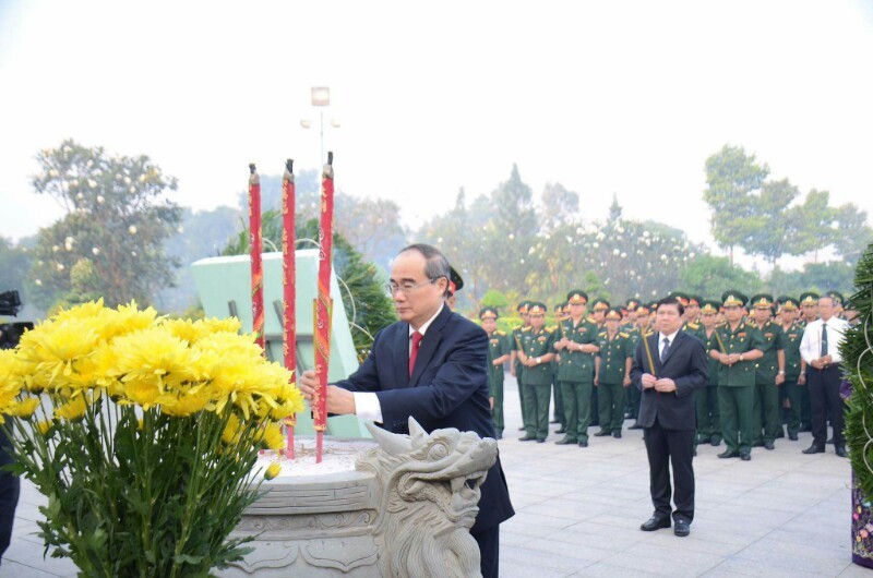 Lãnh đạo TP.HCM dâng hương Bác Hồ và các anh hùng liệt sĩ - ảnh 2