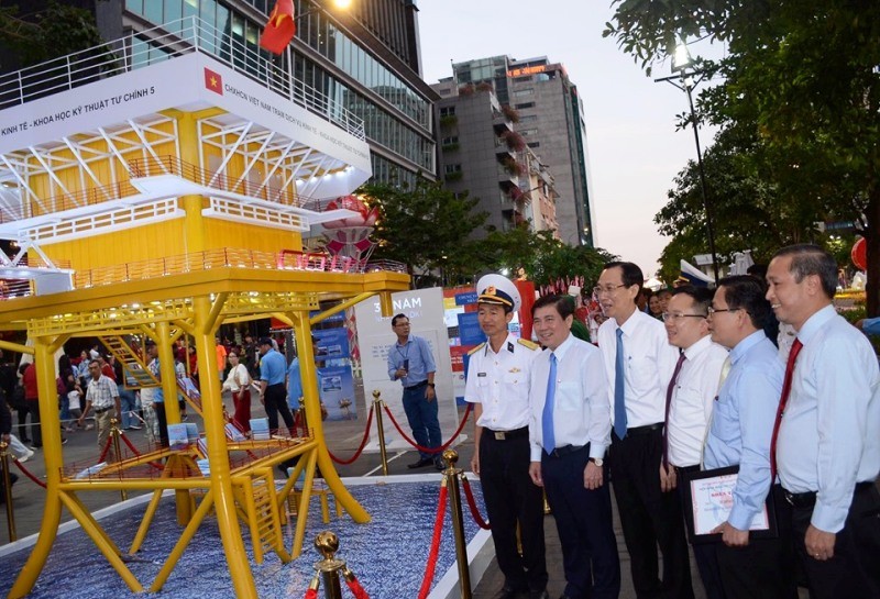 Mô hình nhà giàn DK1 ở lễ hội Đường sách Tết Canh tý - ảnh 4