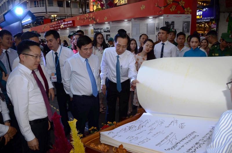 Mô hình nhà giàn DK1 ở lễ hội Đường sách Tết Canh tý - ảnh 2