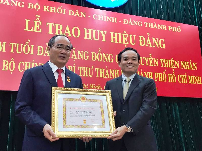 Ông Nguyễn Thiện Nhân nhận huy hiệu 40 năm tuổi Đảng - ảnh 1