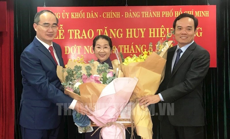Phó Bí thư TP.HCM Võ Thị Dung nhận huy hiệu 40 năm tuổi Đảng - ảnh 1