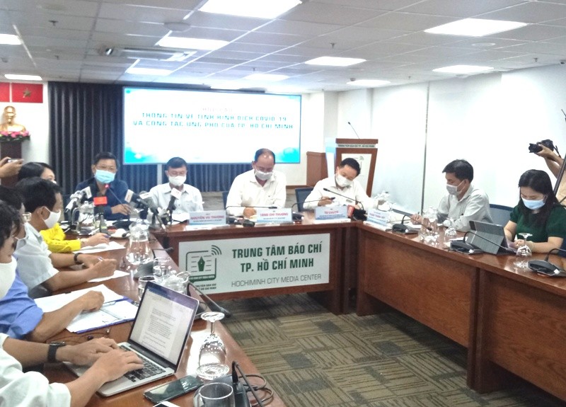 'Không thể dựa vào số ca nhiễm COVID-19 để cách ly xã hội' - ảnh 1