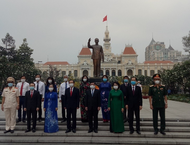 Lãnh đạo TP.HCM dâng hương tưởng nhớ các anh hùng liệt sĩ - ảnh 3