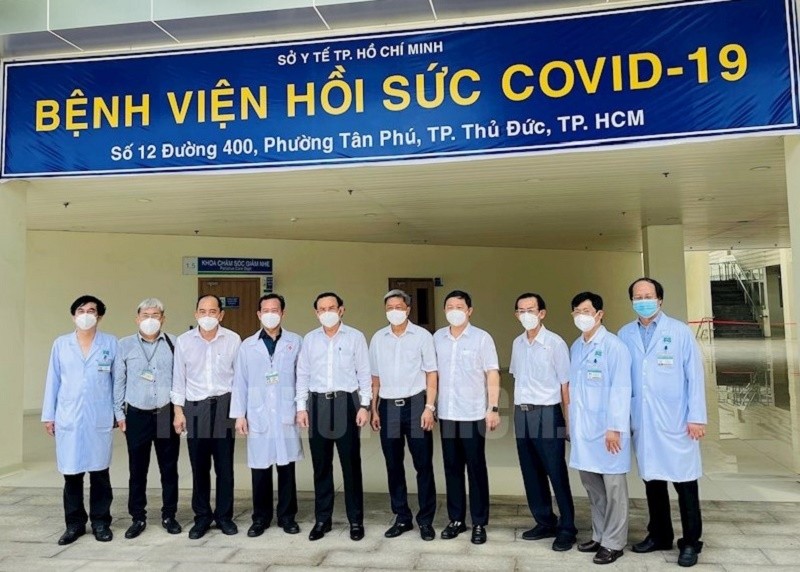 Lãnh đạo TP.HCM thăm bệnh viện hồi sức COVID-19 và bệnh viện Dã chiến số 2 - ảnh 1