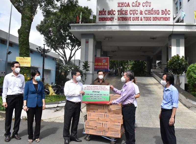 Lãnh đạo TP.HCM đến vùng xanh, vùng phong tỏa tặng quà cho người nghèo - ảnh 4