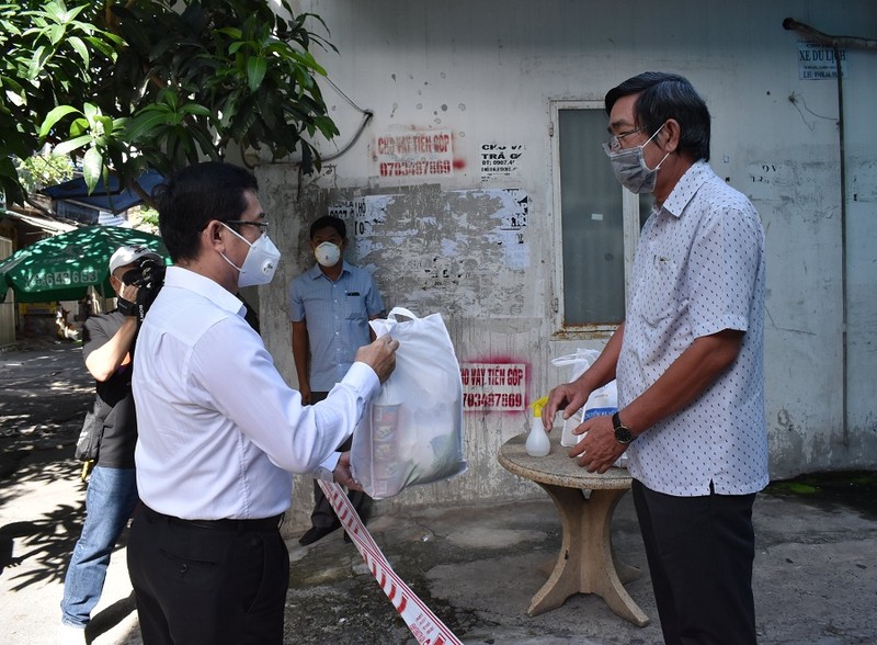 Lãnh đạo TP.HCM đến vùng xanh, vùng phong tỏa tặng quà cho người nghèo - ảnh 3