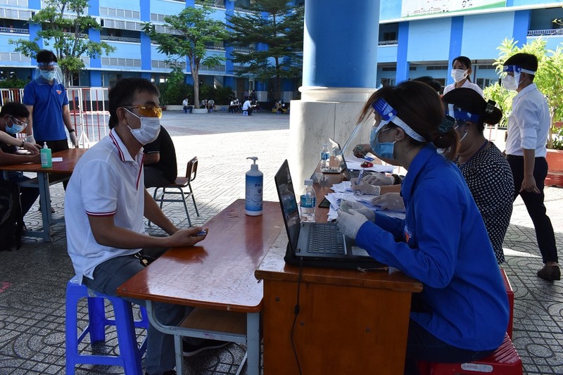 Lãnh đạo TP.HCM đến vùng xanh, vùng phong tỏa tặng quà cho người nghèo - ảnh 2