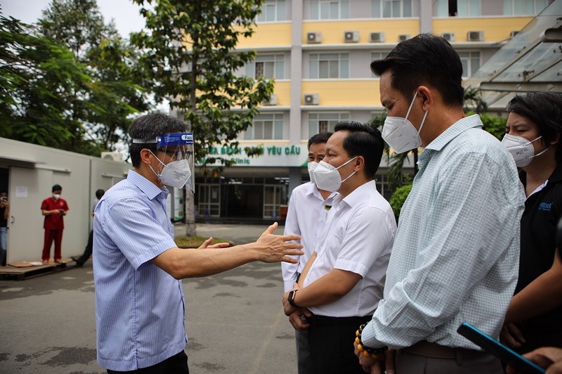 Phó Thủ tướng thăm hỏi các F0 đã khỏi bệnh tham gia chống dịch ở bệnh viện  - ảnh 2