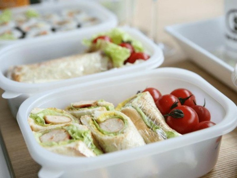 Dùng đồ nhựa đựng thức ăn: Hiểm họa không ngờ - ảnh 1