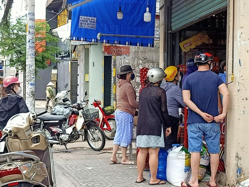 Dân tìm mua nước uống đóng bình, đại lý 'cháy hàng' - ảnh 5