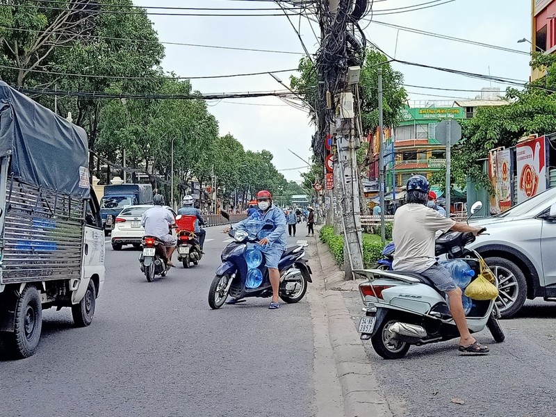 Dân tìm mua nước uống đóng bình, đại lý 'cháy hàng' - ảnh 3