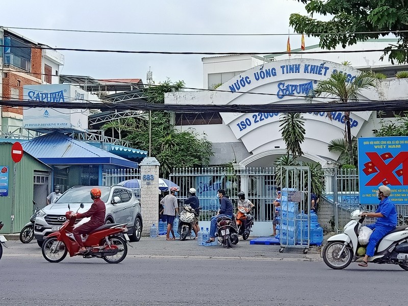 Dân tìm mua nước uống đóng bình, đại lý 'cháy hàng' - ảnh 1