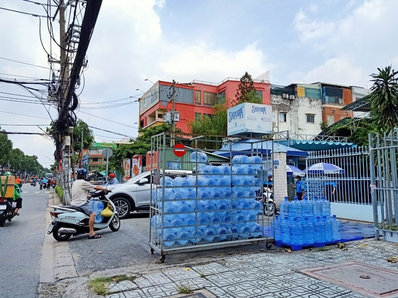 Dân tìm mua nước uống đóng bình, đại lý 'cháy hàng' - ảnh 2