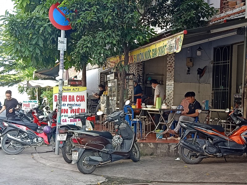 Ngày đầu tiên bán tại chỗ: Nơi đông đúc, nơi vẫn đóng cửa - ảnh 4