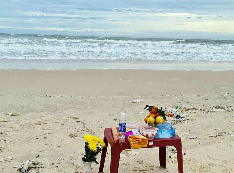 Gia đình lập bàn thờ cho 2 du khách mất tích trên bãi biển - ảnh 2